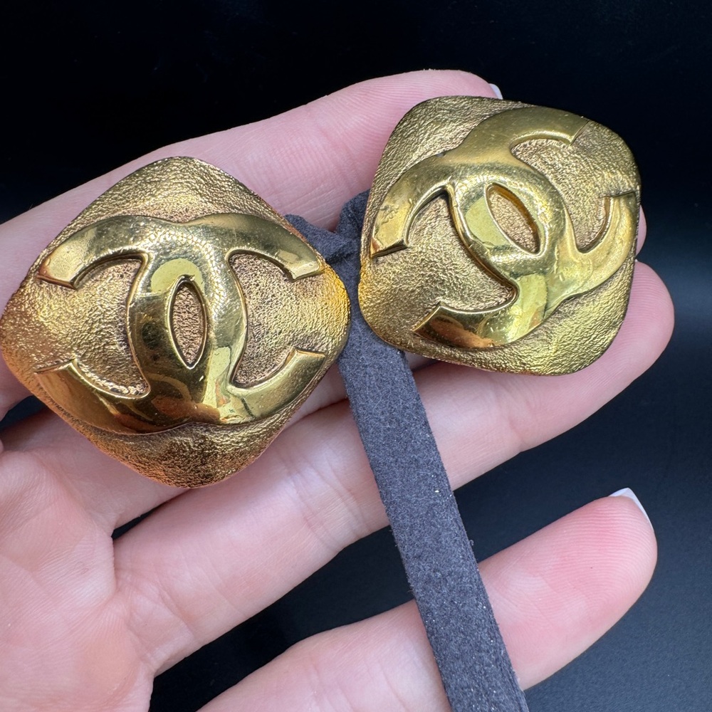 LOT 1613 24K gold plated CHANEL vintage clip on earrings - Picture 11 of 11